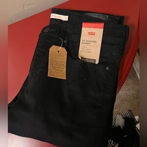 Brand new women’s Levi’s 311